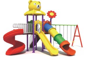 05e69766-b3dd-4d10-9b33-0e3cd4ffdaef لعبة جماعية مع ثلاث زحاليق و ثلاث مراجيح .